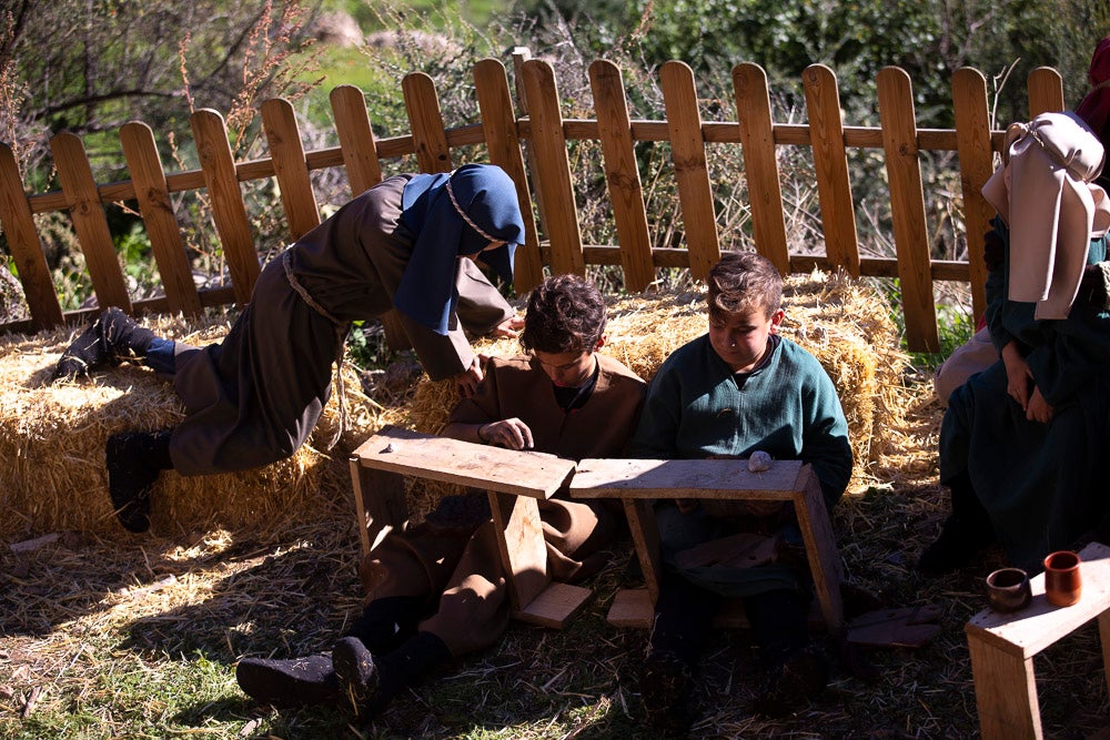 El anejo motrileño de Tablones ha vuelto a organizar su exitoso Belén Viviente, que el municipio 'utiliza' como reclamo turístico