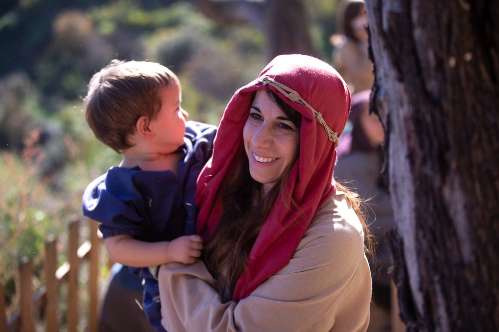 El anejo motrileño de Tablones ha vuelto a organizar su exitoso Belén Viviente, que el municipio 'utiliza' como reclamo turístico