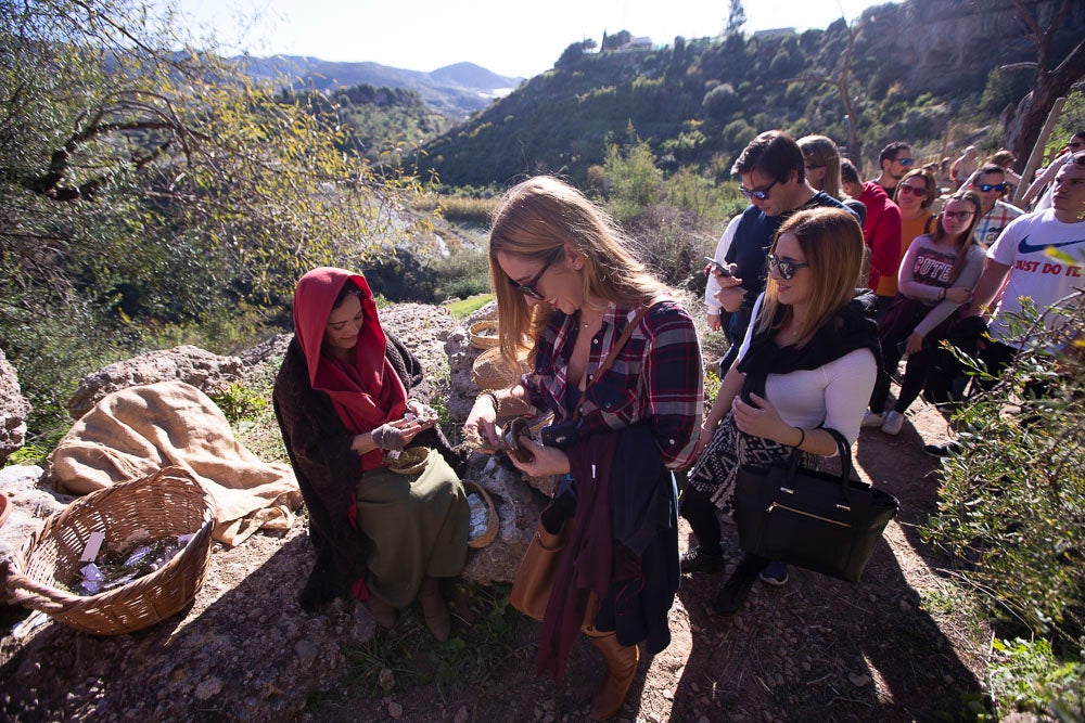 El anejo motrileño de Tablones ha vuelto a organizar su exitoso Belén Viviente, que el municipio 'utiliza' como reclamo turístico