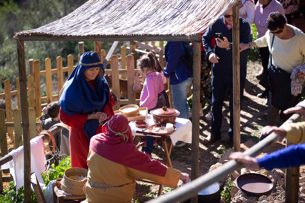 El anejo motrileño de Tablones ha vuelto a organizar su exitoso Belén Viviente, que el municipio 'utiliza' como reclamo turístico