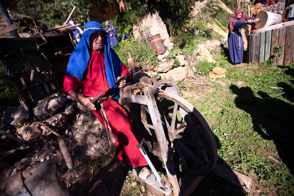 El anejo motrileño de Tablones ha vuelto a organizar su exitoso Belén Viviente, que el municipio 'utiliza' como reclamo turístico
