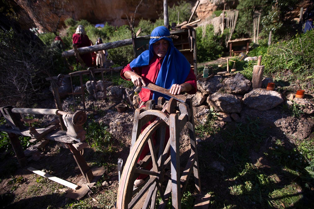 El anejo motrileño de Tablones ha vuelto a organizar su exitoso Belén Viviente, que el municipio 'utiliza' como reclamo turístico