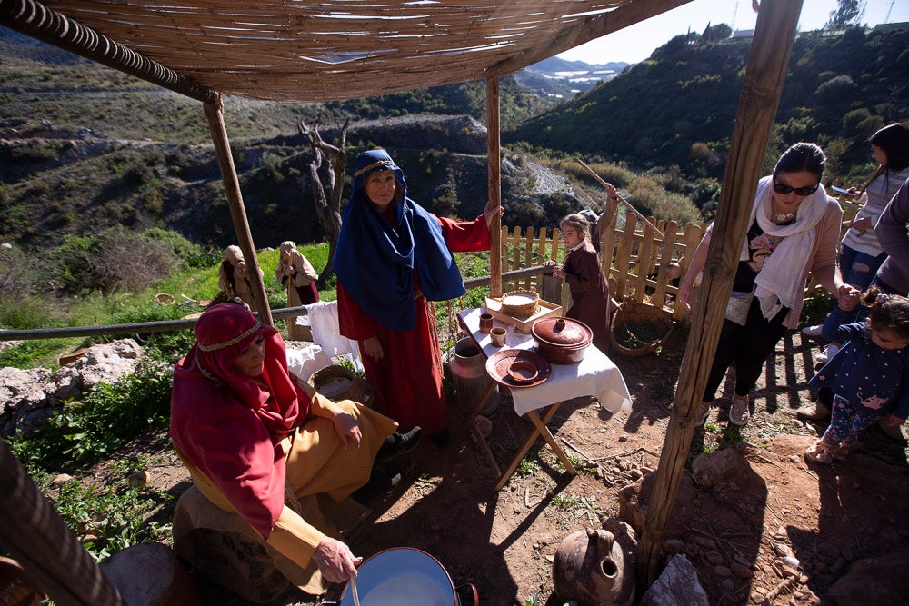 El anejo motrileño de Tablones ha vuelto a organizar su exitoso Belén Viviente, que el municipio 'utiliza' como reclamo turístico