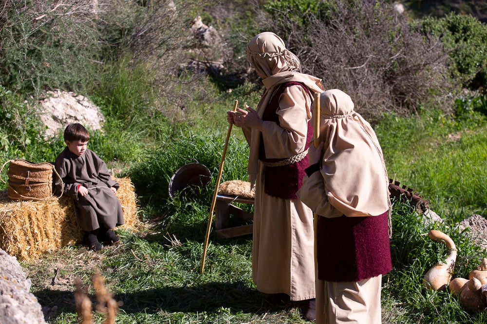 El anejo motrileño de Tablones ha vuelto a organizar su exitoso Belén Viviente, que el municipio 'utiliza' como reclamo turístico