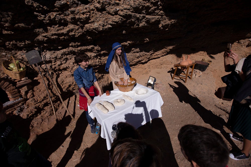 El anejo motrileño de Tablones ha vuelto a organizar su exitoso Belén Viviente, que el municipio 'utiliza' como reclamo turístico