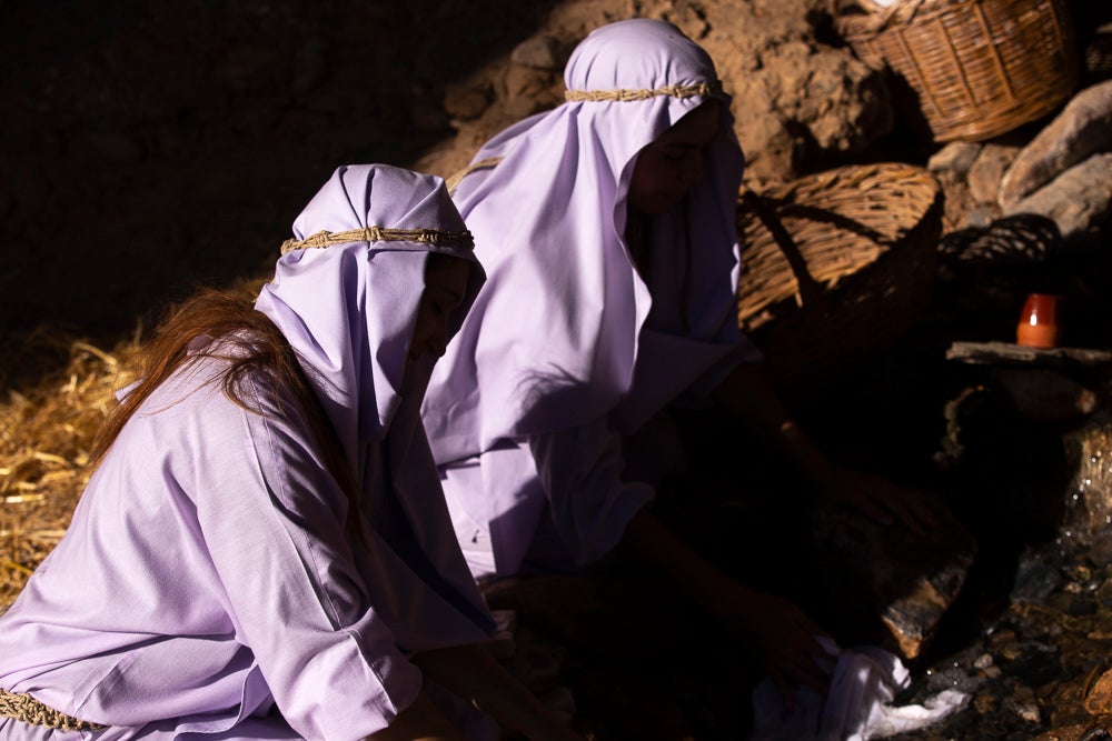 El anejo motrileño de Tablones ha vuelto a organizar su exitoso Belén Viviente, que el municipio 'utiliza' como reclamo turístico