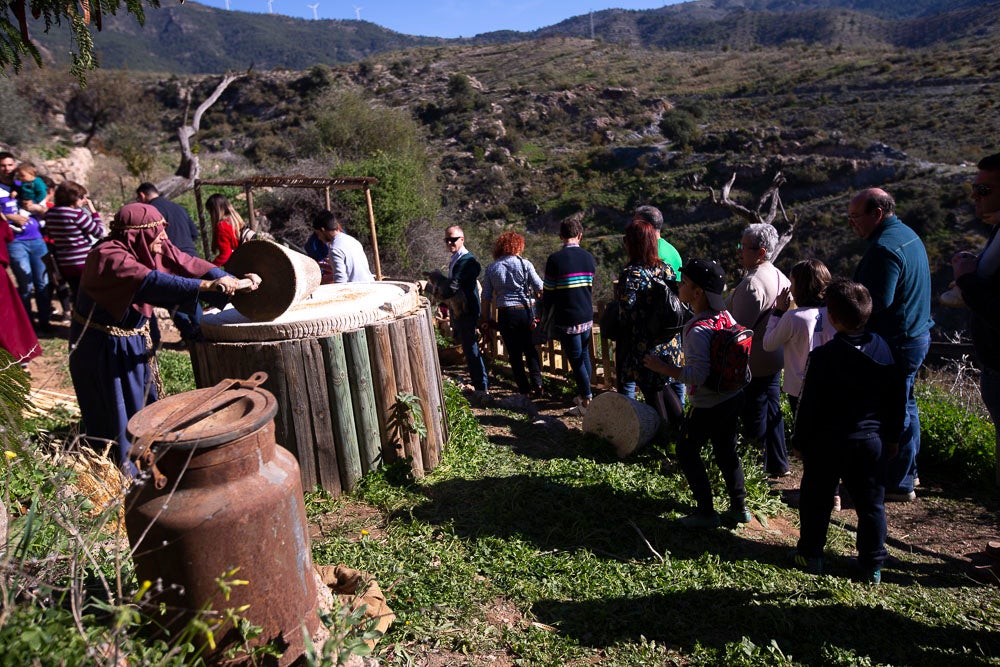 El anejo motrileño de Tablones ha vuelto a organizar su exitoso Belén Viviente, que el municipio 'utiliza' como reclamo turístico