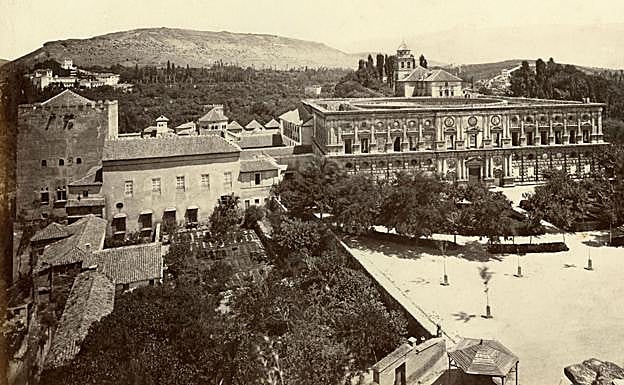 1900. Vista del Palacio de Carlos V a comienzos del siglo XX. 