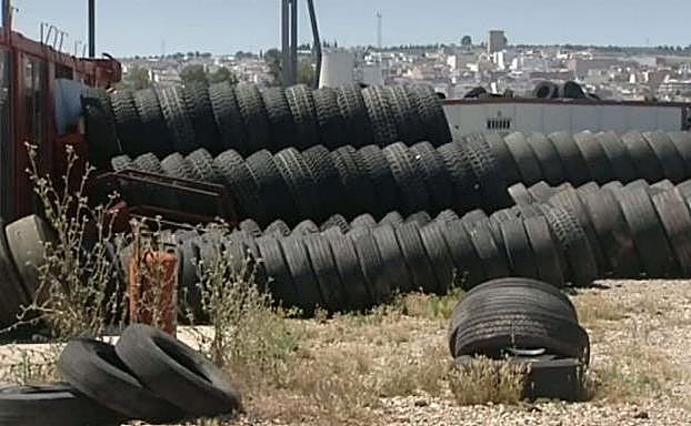 Comienzan a retirar unas 8.000 toneladas de neumáticos en el depósito incontrolado de Jabalquinto