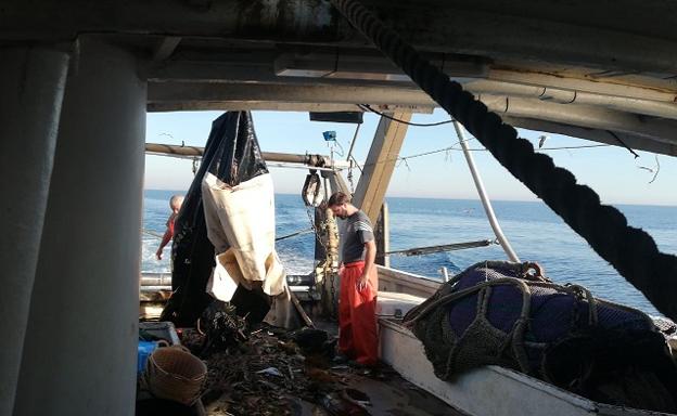 El barco del patrón mayor de la cofradía de Motril se encontró con una patera enganchada en sus redes y la sacó del mar. 