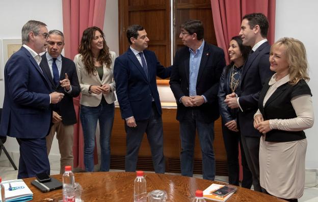 Juanma Moreno y Juan Marín, en el centro, con representantes del PP y Cs, entre ellos los secretarios generales, Teodoro García Egea y José Manuel Villegas.