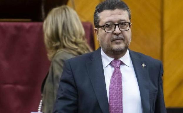 Diputados de Vox juran el cargo «por España» y parlamentarios de Adelante se quejan por hacerlo desde el escaño
