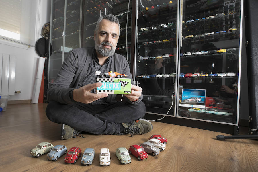 El letrado Vicente Marín colecciona desde que era niño vehículos de juguete que van de los años sesenta a los noventa, acumulando una selección que ronda los mil ejemplares