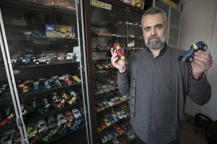 El letrado Vicente Marín colecciona desde que era niño vehículos de juguete que van de los años sesenta a los noventa, acumulando una selección que ronda los mil ejemplares