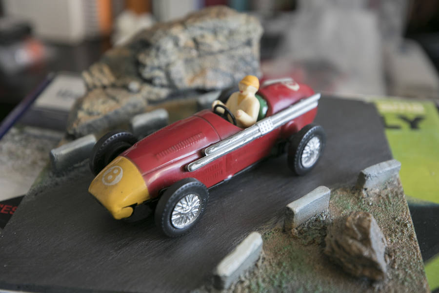El letrado Vicente Marín colecciona desde que era niño vehículos de juguete que van de los años sesenta a los noventa, acumulando una selección que ronda los mil ejemplares