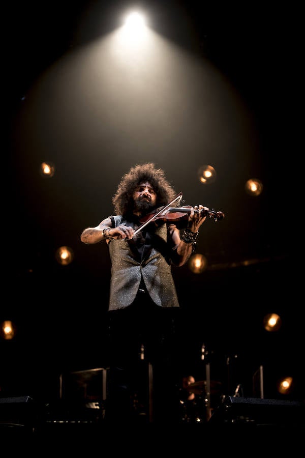 El violinista hispanolibanés derrocha melodías y simpatía para deleitar a 6.000 espectadores en Granada. Con un repertorio similar a su último paso por la ciudad, el artista se mete en el bolsillo a su público con la historia de su violín, la suya propia y su montaña rusa musical 