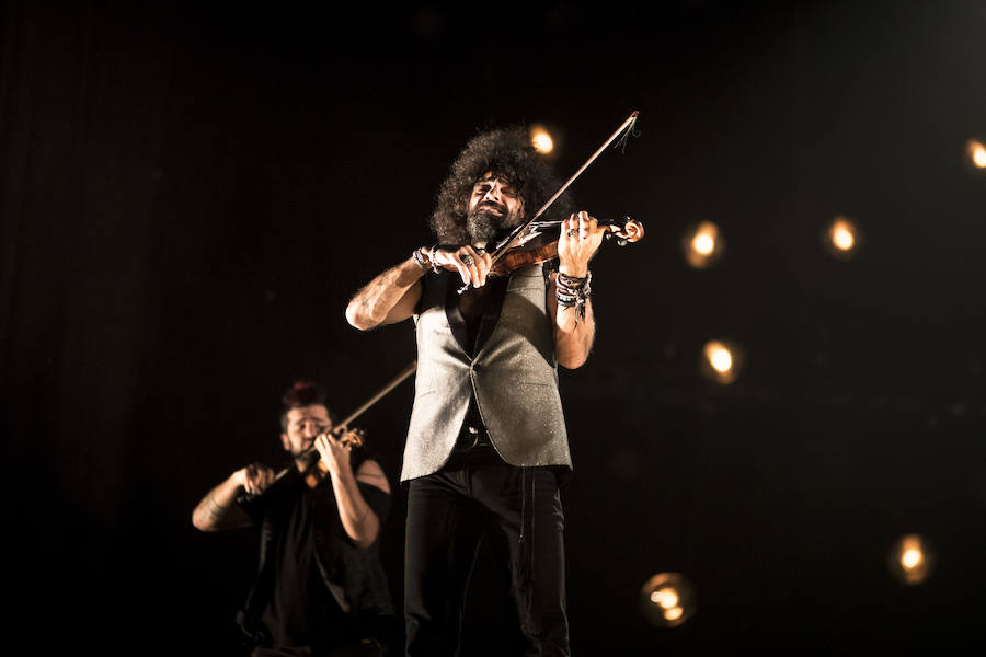 El violinista hispanolibanés derrocha melodías y simpatía para deleitar a 6.000 espectadores en Granada. Con un repertorio similar a su último paso por la ciudad, el artista se mete en el bolsillo a su público con la historia de su violín, la suya propia y su montaña rusa musical 