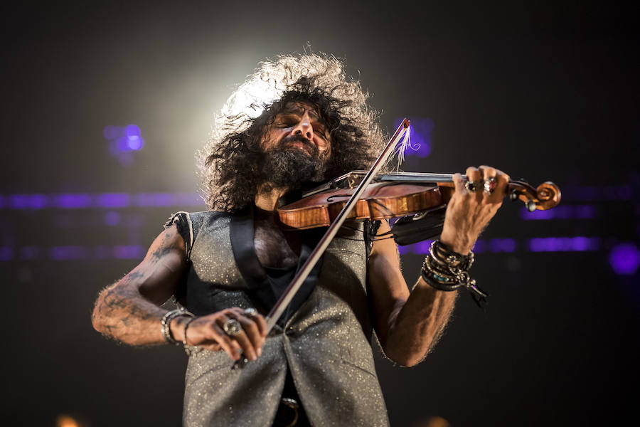 El violinista hispanolibanés derrocha melodías y simpatía para deleitar a 6.000 espectadores en Granada. Con un repertorio similar a su último paso por la ciudad, el artista se mete en el bolsillo a su público con la historia de su violín, la suya propia y su montaña rusa musical 