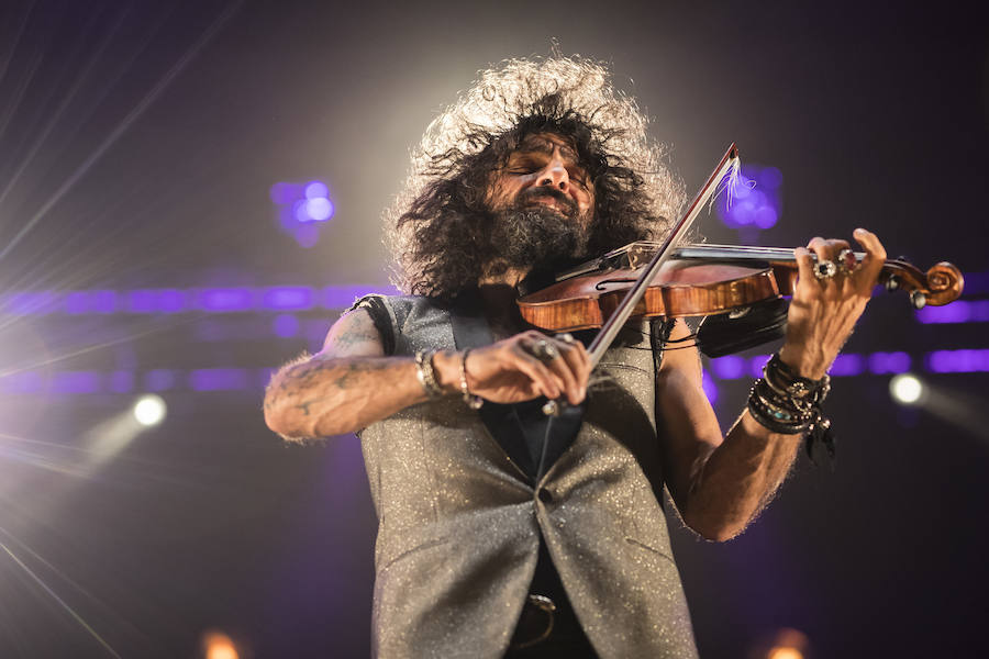 El violinista hispanolibanés derrocha melodías y simpatía para deleitar a 6.000 espectadores en Granada. Con un repertorio similar a su último paso por la ciudad, el artista se mete en el bolsillo a su público con la historia de su violín, la suya propia y su montaña rusa musical 