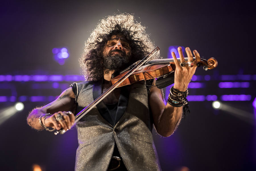 El violinista hispanolibanés derrocha melodías y simpatía para deleitar a 6.000 espectadores en Granada. Con un repertorio similar a su último paso por la ciudad, el artista se mete en el bolsillo a su público con la historia de su violín, la suya propia y su montaña rusa musical 