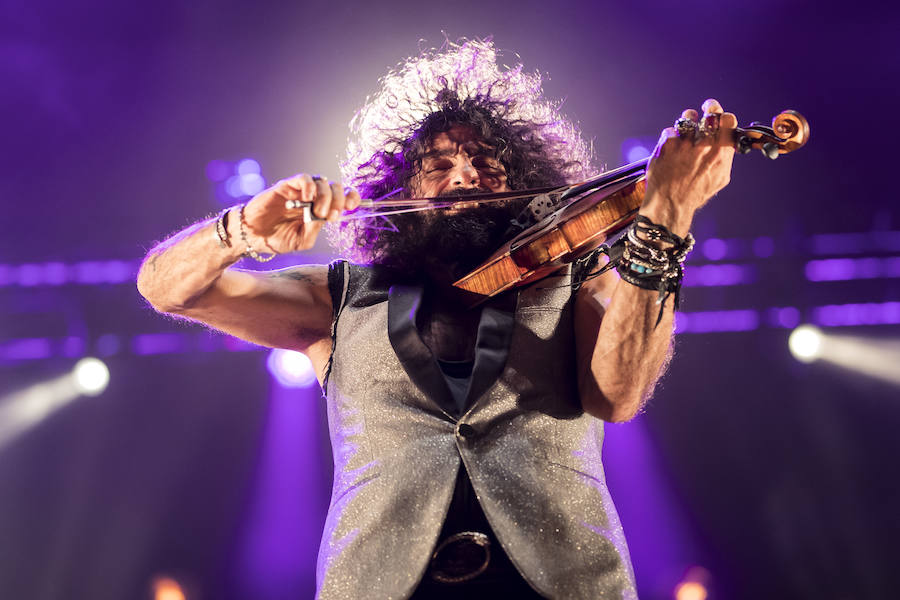 El violinista hispanolibanés derrocha melodías y simpatía para deleitar a 6.000 espectadores en Granada. Con un repertorio similar a su último paso por la ciudad, el artista se mete en el bolsillo a su público con la historia de su violín, la suya propia y su montaña rusa musical 