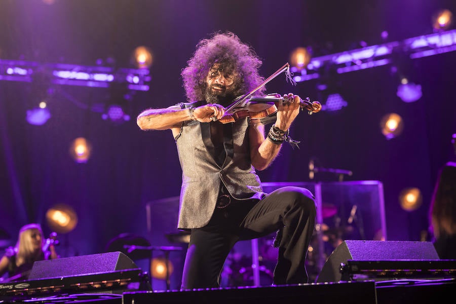 El violinista hispanolibanés derrocha melodías y simpatía para deleitar a 6.000 espectadores en Granada. Con un repertorio similar a su último paso por la ciudad, el artista se mete en el bolsillo a su público con la historia de su violín, la suya propia y su montaña rusa musical 