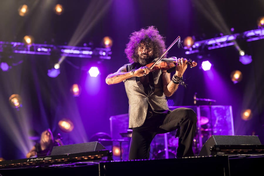 El violinista hispanolibanés derrocha melodías y simpatía para deleitar a 6.000 espectadores en Granada. Con un repertorio similar a su último paso por la ciudad, el artista se mete en el bolsillo a su público con la historia de su violín, la suya propia y su montaña rusa musical 