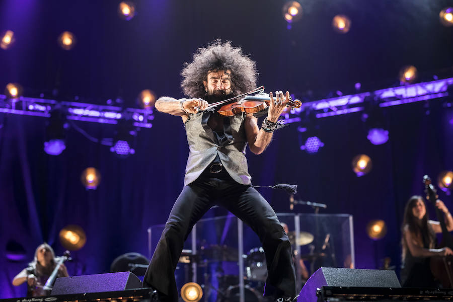 El violinista hispanolibanés derrocha melodías y simpatía para deleitar a 6.000 espectadores en Granada. Con un repertorio similar a su último paso por la ciudad, el artista se mete en el bolsillo a su público con la historia de su violín, la suya propia y su montaña rusa musical 