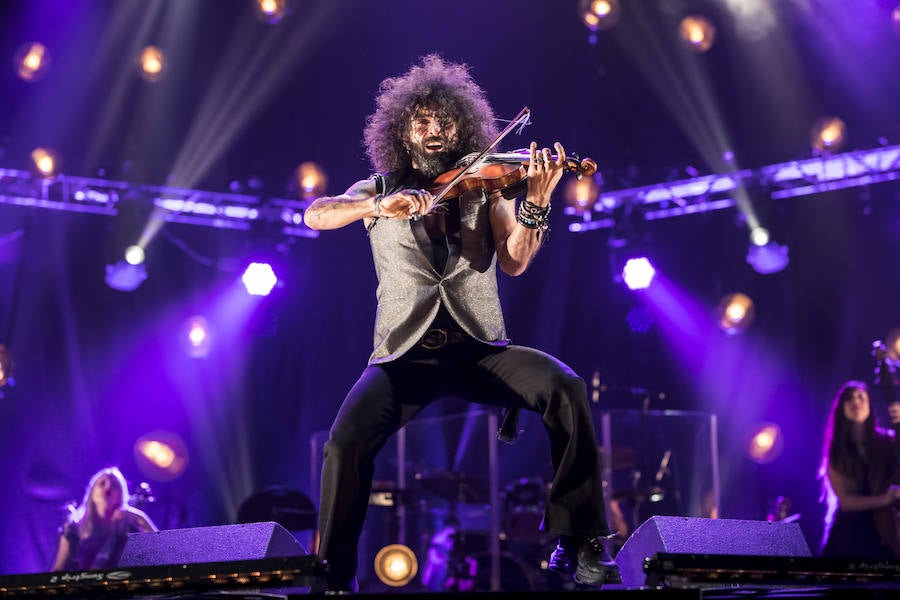 El violinista hispanolibanés derrocha melodías y simpatía para deleitar a 6.000 espectadores en Granada. Con un repertorio similar a su último paso por la ciudad, el artista se mete en el bolsillo a su público con la historia de su violín, la suya propia y su montaña rusa musical 