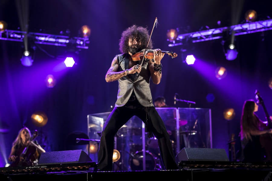 El violinista hispanolibanés derrocha melodías y simpatía para deleitar a 6.000 espectadores en Granada. Con un repertorio similar a su último paso por la ciudad, el artista se mete en el bolsillo a su público con la historia de su violín, la suya propia y su montaña rusa musical 