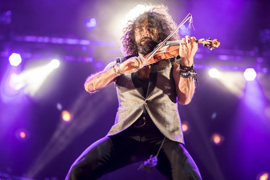 El violinista hispanolibanés derrocha melodías y simpatía para deleitar a 6.000 espectadores en Granada. Con un repertorio similar a su último paso por la ciudad, el artista se mete en el bolsillo a su público con la historia de su violín, la suya propia y su montaña rusa musical 