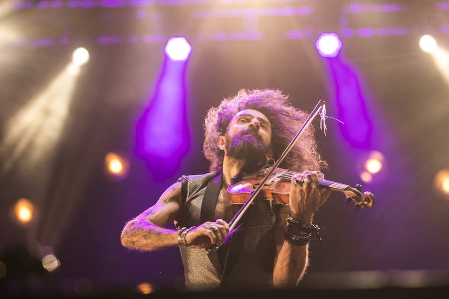 El violinista hispanolibanés derrocha melodías y simpatía para deleitar a 6.000 espectadores en Granada. Con un repertorio similar a su último paso por la ciudad, el artista se mete en el bolsillo a su público con la historia de su violín, la suya propia y su montaña rusa musical 