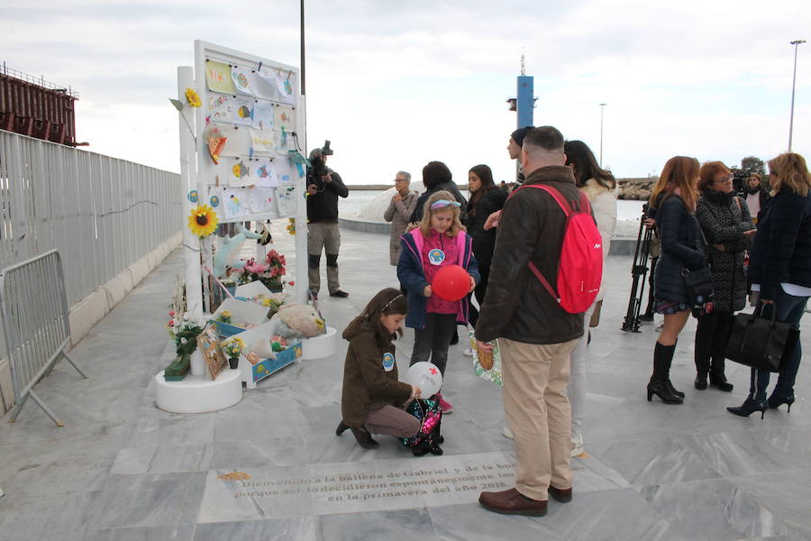 Patricia y Ángel agradecen la participación en la campaña solidaria 'Marea de Buena Gente' a los pies de la nueva Ballena que se ha rehabilitado como lugar de recuerdo del pequeño asesinado en febrero
