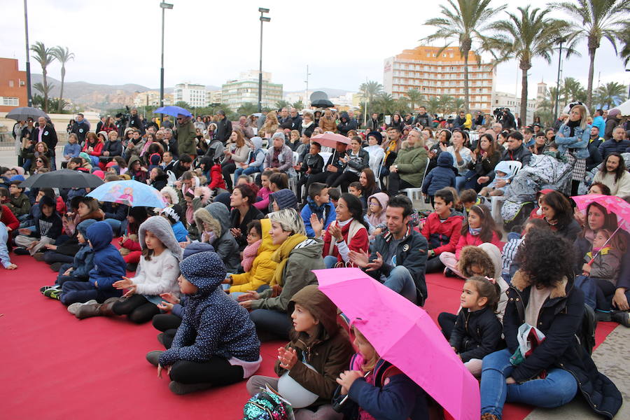 Patricia y Ángel agradecen la participación en la campaña solidaria 'Marea de Buena Gente' a los pies de la nueva Ballena que se ha rehabilitado como lugar de recuerdo del pequeño asesinado en febrero
