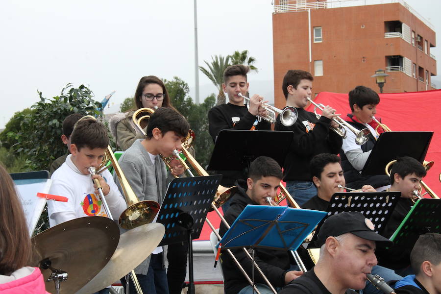 Patricia y Ángel agradecen la participación en la campaña solidaria 'Marea de Buena Gente' a los pies de la nueva Ballena que se ha rehabilitado como lugar de recuerdo del pequeño asesinado en febrero