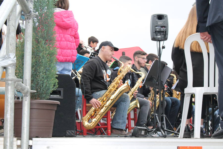 Patricia y Ángel agradecen la participación en la campaña solidaria 'Marea de Buena Gente' a los pies de la nueva Ballena que se ha rehabilitado como lugar de recuerdo del pequeño asesinado en febrero