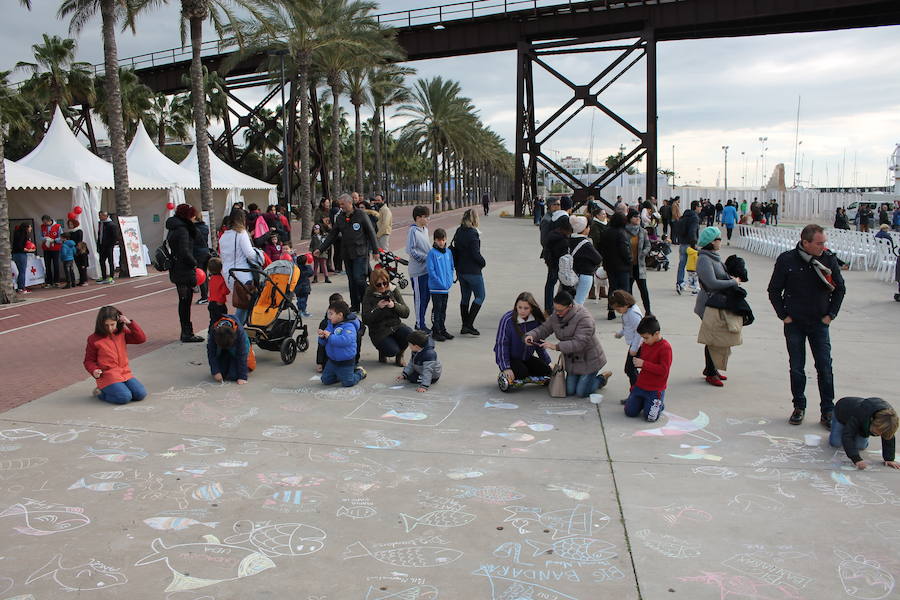 Patricia y Ángel agradecen la participación en la campaña solidaria 'Marea de Buena Gente' a los pies de la nueva Ballena que se ha rehabilitado como lugar de recuerdo del pequeño asesinado en febrero