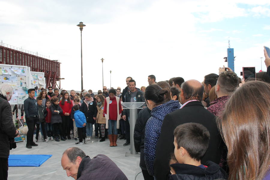 Patricia y Ángel agradecen la participación en la campaña solidaria 'Marea de Buena Gente' a los pies de la nueva Ballena que se ha rehabilitado como lugar de recuerdo del pequeño asesinado en febrero