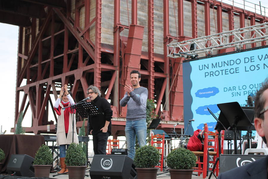 Patricia y Ángel agradecen la participación en la campaña solidaria 'Marea de Buena Gente' a los pies de la nueva Ballena que se ha rehabilitado como lugar de recuerdo del pequeño asesinado en febrero