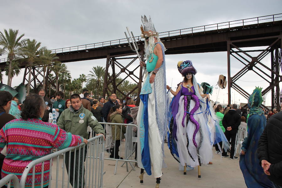 Patricia y Ángel agradecen la participación en la campaña solidaria 'Marea de Buena Gente' a los pies de la nueva Ballena que se ha rehabilitado como lugar de recuerdo del pequeño asesinado en febrero