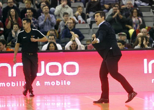 Pablo Pin protesta una decisión arbitral durante el partido del Covirán ante Oviedo.