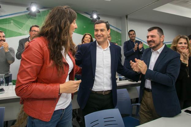 Juanma Moreno, Loles López y Toni Martín, ante la junta directiva regional del PP ayer en Sevilla. 