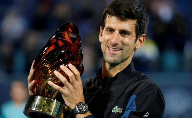 Djokovic posa con el trofeo conquistado en Abu Dabi. 