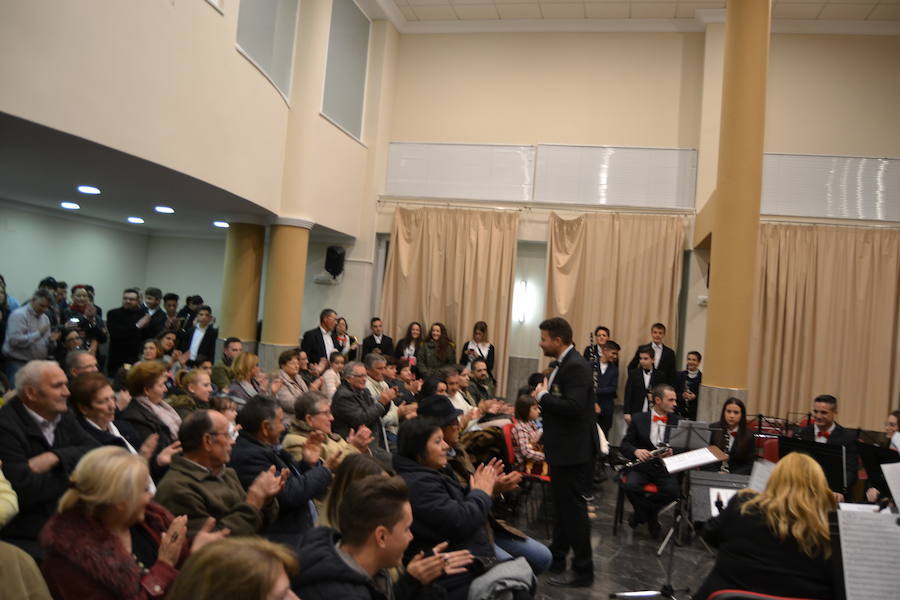 En la noche del sábado, 29 de diciembre, tuvo lugar en el salón de actos del ayuntamiento de Calicasas, la celebración del Concierto de Navidad que contó con la participación de la Banda de Educandos de Güevéjar y la Banda Municipal de esta localidad. En el acto estuvo presentado por Juan Cantero, contó con la asistencia de numeroso público y de la alcaldesa, Marisa Corral. Las dos formaciones interpretaron temas muy variados y al final un potpourri de villancicos que hizo la delicia de los asistentes