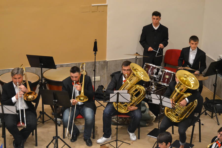 En la noche del sábado, 29 de diciembre, tuvo lugar en el salón de actos del ayuntamiento de Calicasas, la celebración del Concierto de Navidad que contó con la participación de la Banda de Educandos de Güevéjar y la Banda Municipal de esta localidad. En el acto estuvo presentado por Juan Cantero, contó con la asistencia de numeroso público y de la alcaldesa, Marisa Corral. Las dos formaciones interpretaron temas muy variados y al final un potpourri de villancicos que hizo la delicia de los asistentes