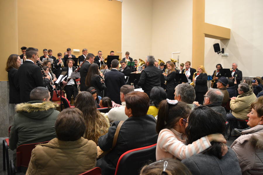 En la noche del sábado, 29 de diciembre, tuvo lugar en el salón de actos del ayuntamiento de Calicasas, la celebración del Concierto de Navidad que contó con la participación de la Banda de Educandos de Güevéjar y la Banda Municipal de esta localidad. En el acto estuvo presentado por Juan Cantero, contó con la asistencia de numeroso público y de la alcaldesa, Marisa Corral. Las dos formaciones interpretaron temas muy variados y al final un potpourri de villancicos que hizo la delicia de los asistentes