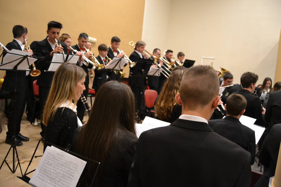 En la noche del sábado, 29 de diciembre, tuvo lugar en el salón de actos del ayuntamiento de Calicasas, la celebración del Concierto de Navidad que contó con la participación de la Banda de Educandos de Güevéjar y la Banda Municipal de esta localidad. En el acto estuvo presentado por Juan Cantero, contó con la asistencia de numeroso público y de la alcaldesa, Marisa Corral. Las dos formaciones interpretaron temas muy variados y al final un potpourri de villancicos que hizo la delicia de los asistentes