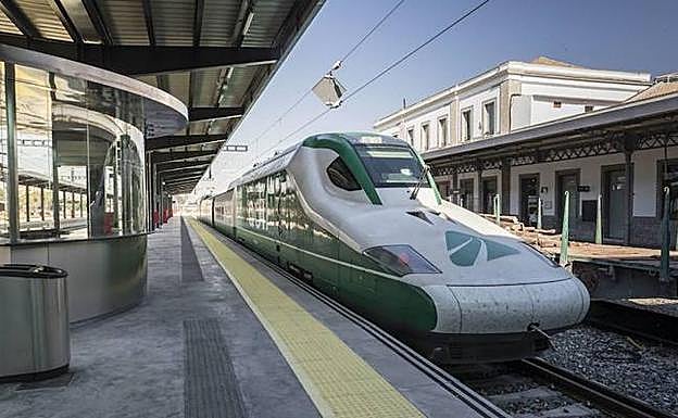 El tren en pruebas del AVE en la estación de Granada.