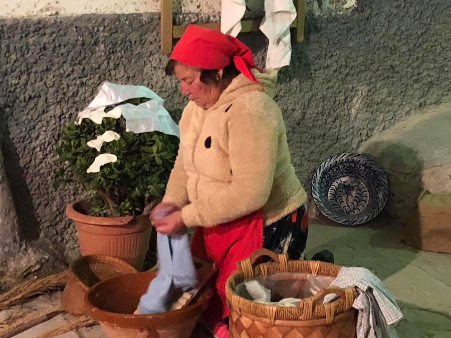 Los vecinos de la calle Guadix, en el Casco Viejo salobreñero, han triunfado esta Navidad con su representación teatralizada del Nacimiento