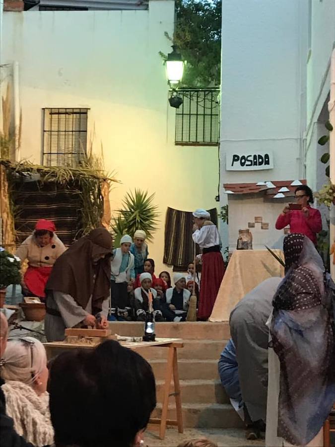 Los vecinos de la calle Guadix, en el Casco Viejo salobreñero, han triunfado esta Navidad con su representación teatralizada del Nacimiento